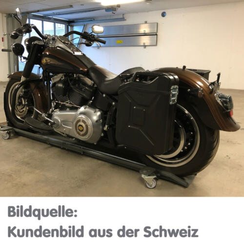 20 Liter KaniBox an der Harley-Davidson